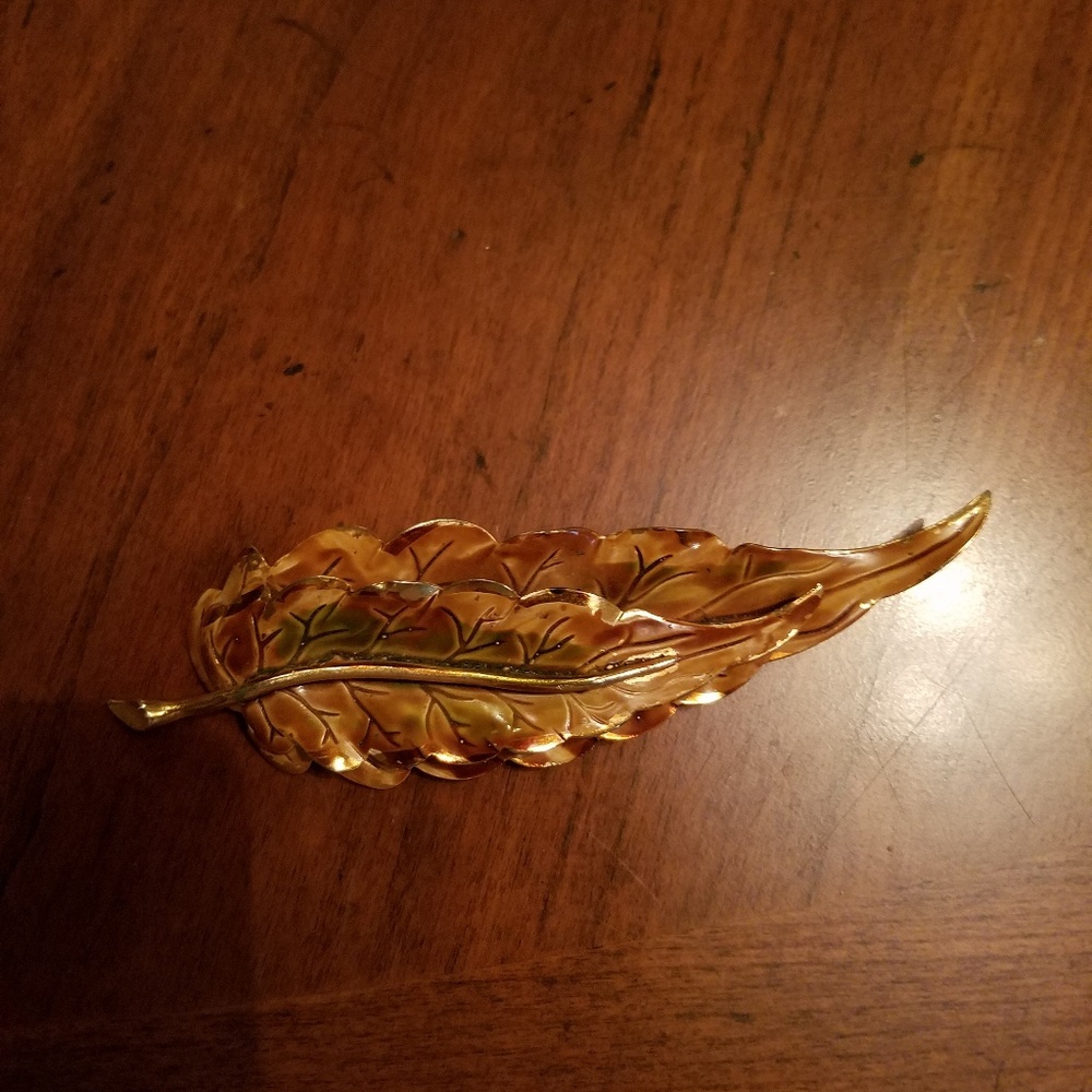 Beautiful double leaf pin. Never worn.